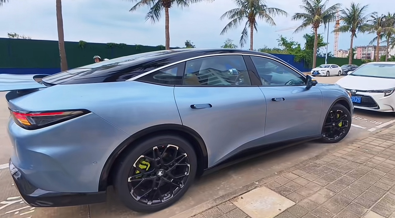 作为开了一年多极狐阿尔法老车型的老车主，听说极狐全新阿尔法S5发布之后我第一时间