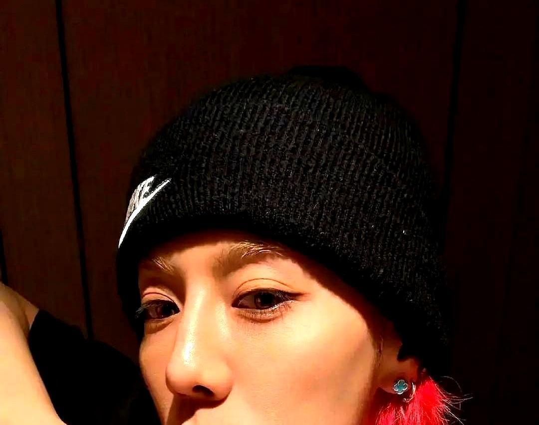 八年不官宣，戒指还在探班保温桶换成外卖袋，戒指却没摘。横店凌晨三点，关晓彤