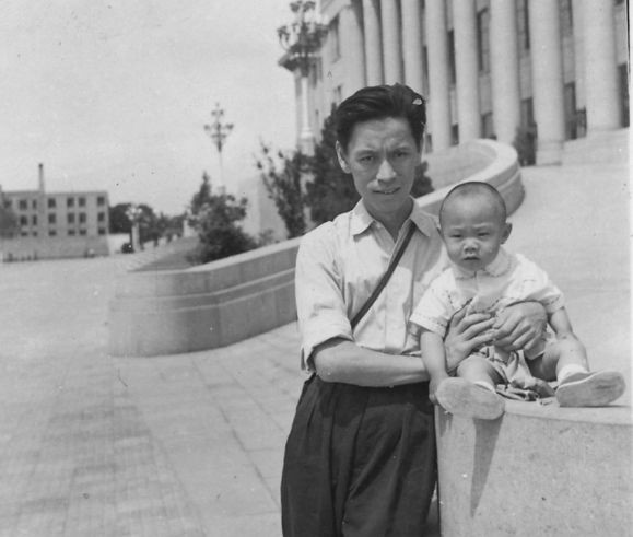 1959年，他瞒着出差的妻子，偷偷把试管里的不明液体，灌进不满周岁的儿子嘴里，儿