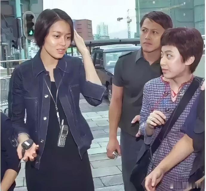 以前的甘比在梁咏琪面前怯生生的，因为是小娱记面对大明星；现在梁咏琪还是大明星，甘