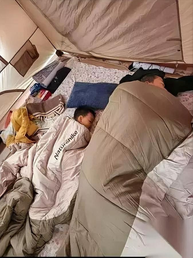 真搞不懂现在人旅游咋这么“折腾”放着软乎乎的酒店不睡，偏要蜷在车里缩帐篷，甚