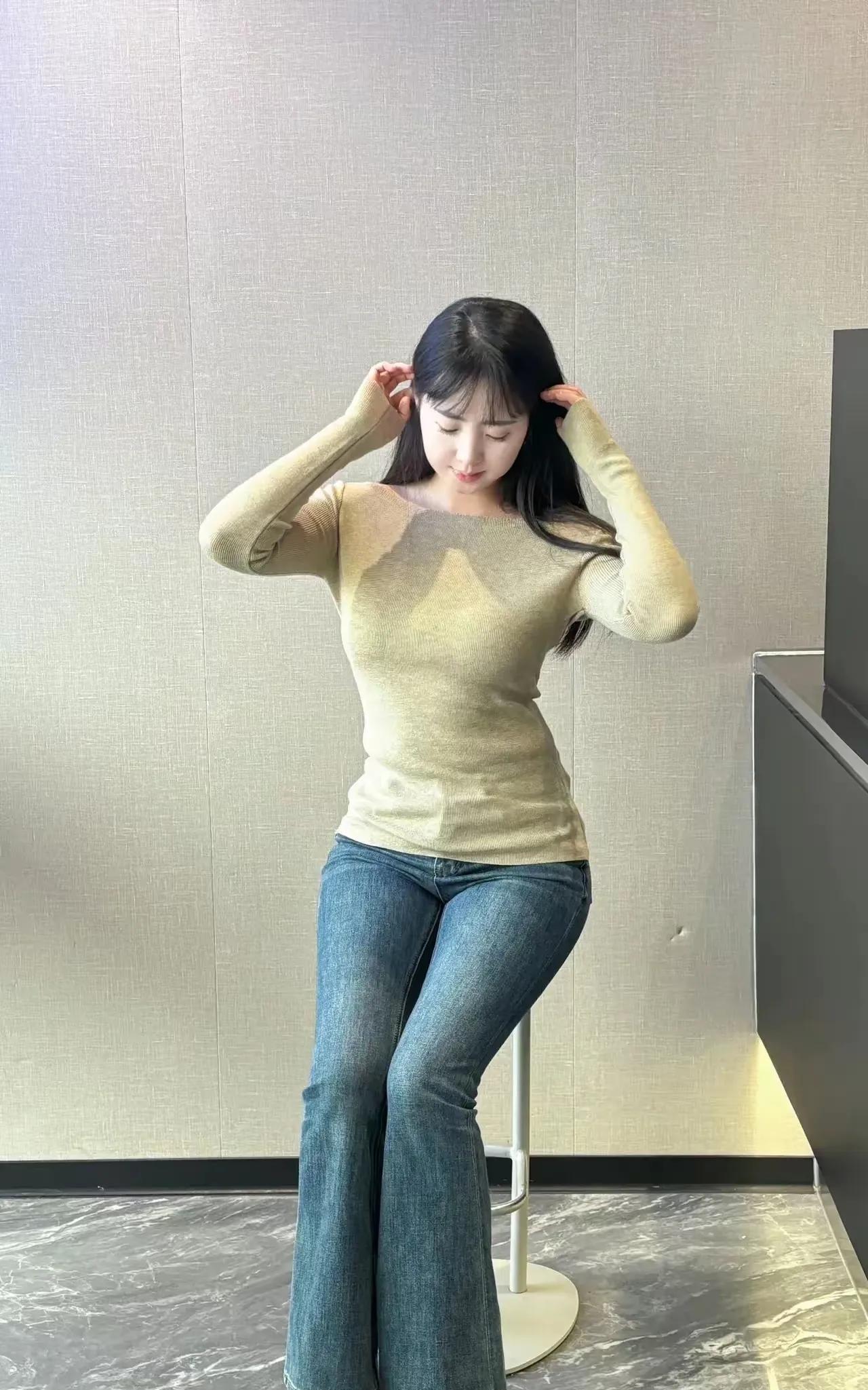 复古牛仔裤搭配米色毛衣，轻松穿出时尚感！