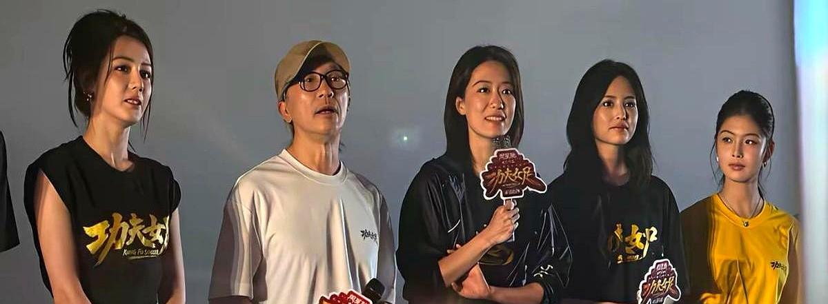 拍宣传照时，演员的眼神已经把票房写脸上了。有人发现，肖战拍《射雕》宣传照时，