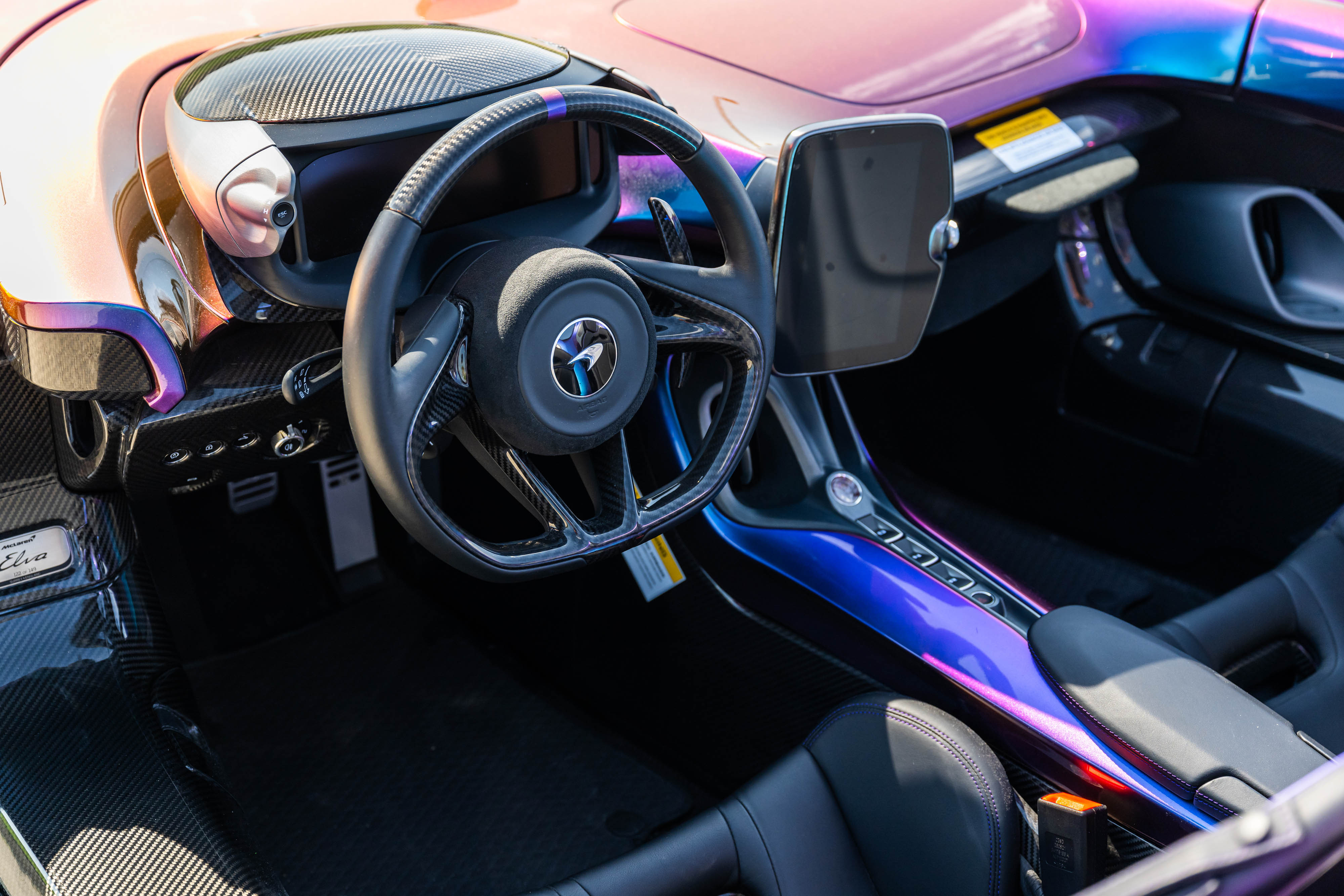 McLarenElva搭载 4.0 升双涡轮增压 V8 发动机，产生 815 