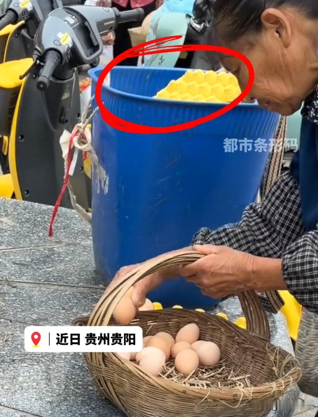 好家伙直接给你当街表演大变土鸡蛋是吧，连人都不避了。近日在贵州贵阳，有网友拍