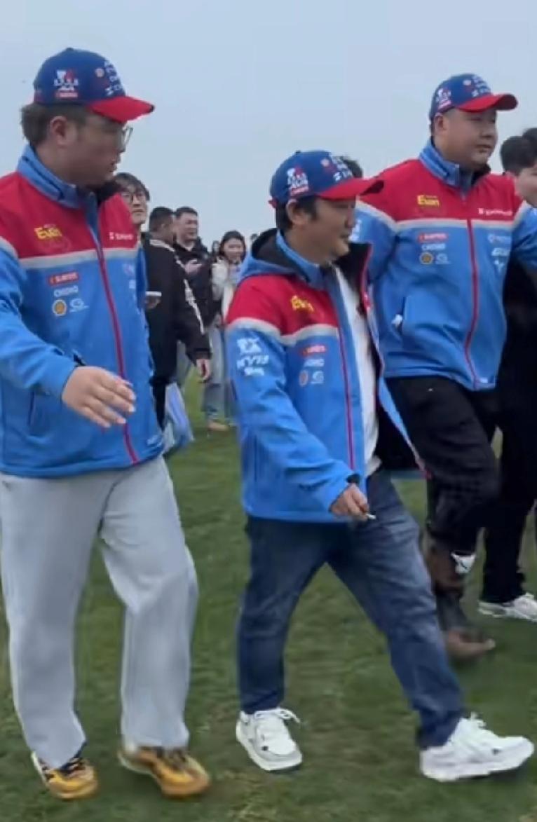 作为80后其实我还是蛮佩服张雪的，能够为了实现自己的梦想，可以义无反顾的去坚持下