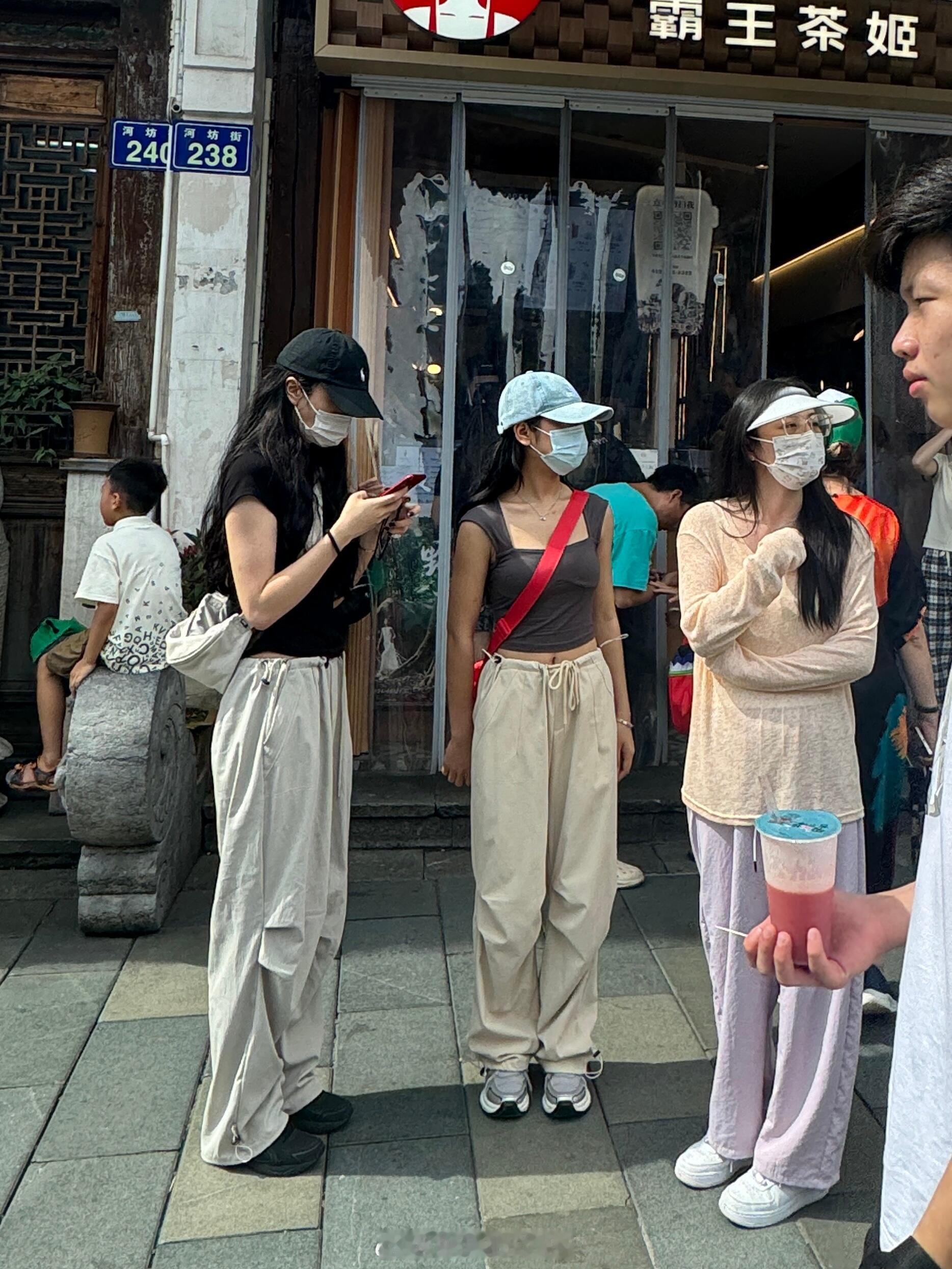 为什么现在都这样穿了。。。感觉现在女生都很喜欢穿阔腿裤，工装裤这种肥肥的裤子，可