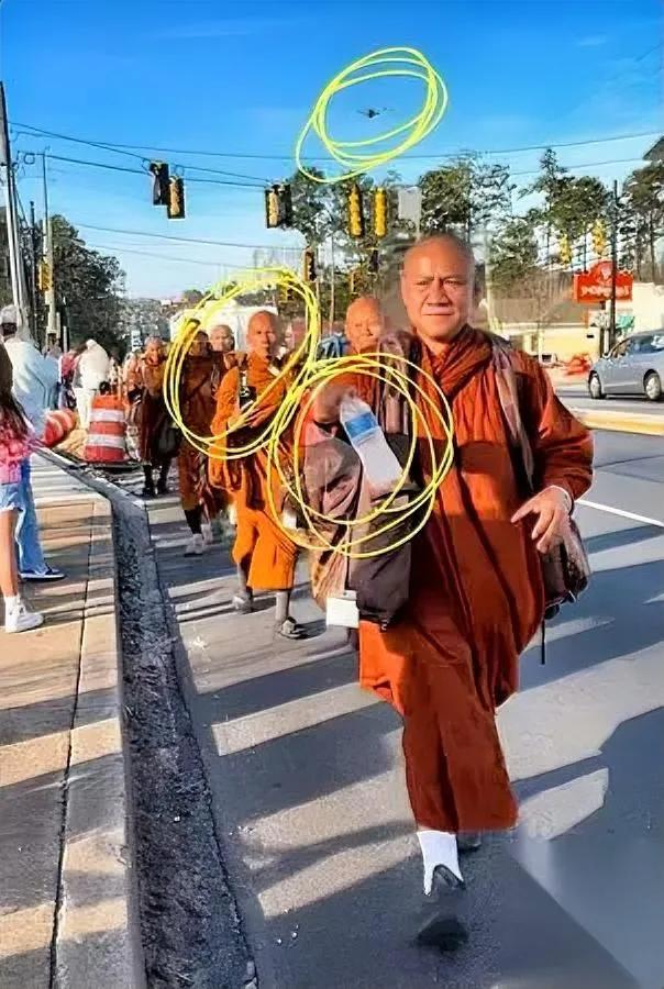 苦行僧递水了。反着来的。我越想越觉得不对劲。往常咱们路上看见苦行僧，