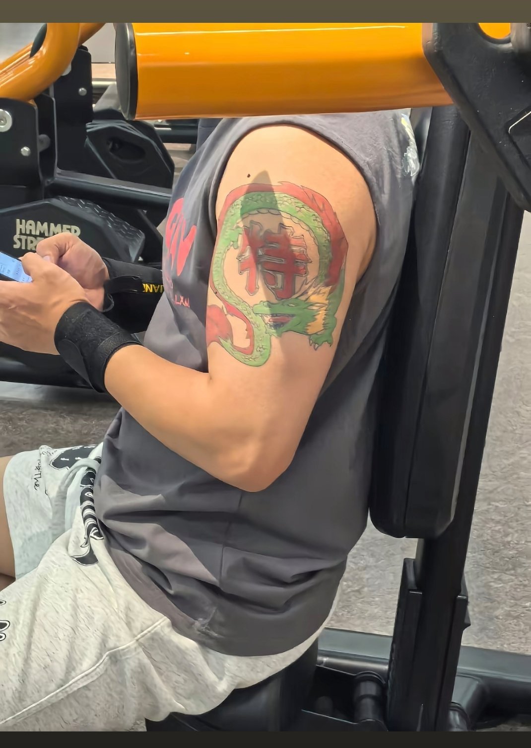 特级健身教练，不知道健身器材会不会发光