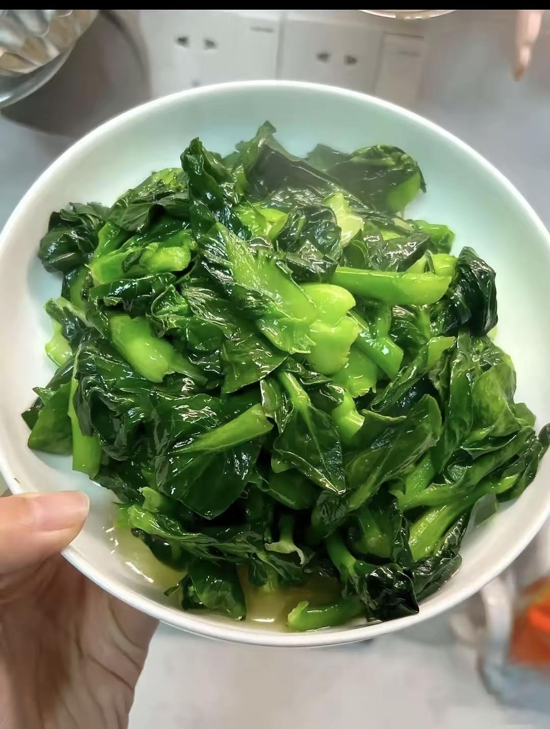 我发现了一个奇怪的现象。我们去外面吃饭，无论是小饭馆还是大饭店，厨师做出来的