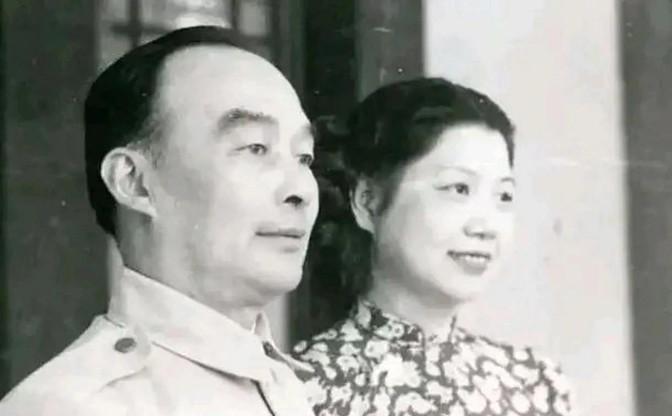 1936年，胡宗南爱上了有夫之妇黄鹤云，他甩给对方1000大洋：“钱归你丈夫，你