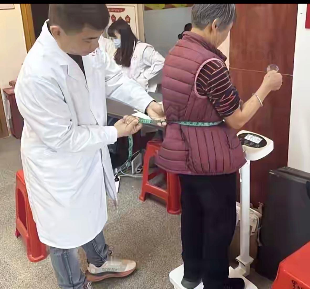 别再逼家里老人瘦到110斤了！真正的老年“黄金体重”，远比你想的要“重”，越接近