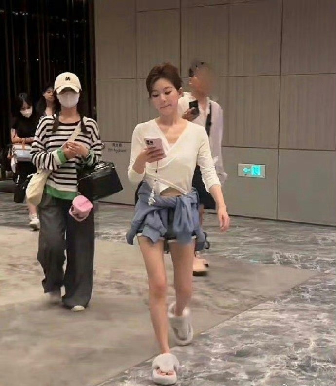 赵露思和刘浩存路透对比，感觉刘浩存赢了​​​