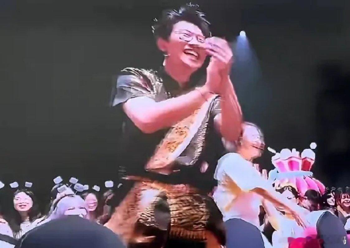 宋小宝春晚上，他都上台表演了，搭档演员还没上台，宋小宝用东北话说：“人呢？”台下