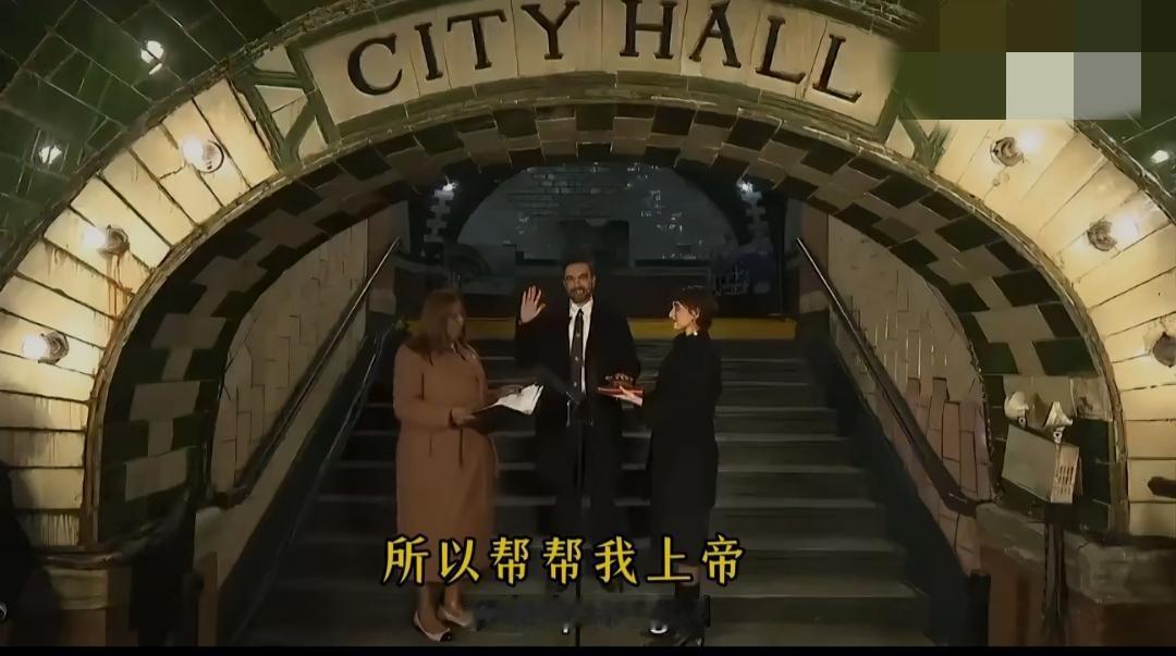 马姆达尼是首位在就职典礼上使用《古兰经》的市长。手放在《古兰经》上宣誓，嘴里说