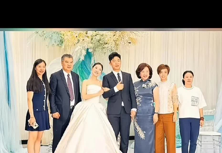 李晓霞越来越漂亮了，长发披肩，富态满满，日子过得普通幸福啊，反观当运动员时的李晓