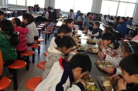 （来源：上海市嘉定区人民法院）据报道，嘉定某小学二年级教室外的走廊上，7岁的小