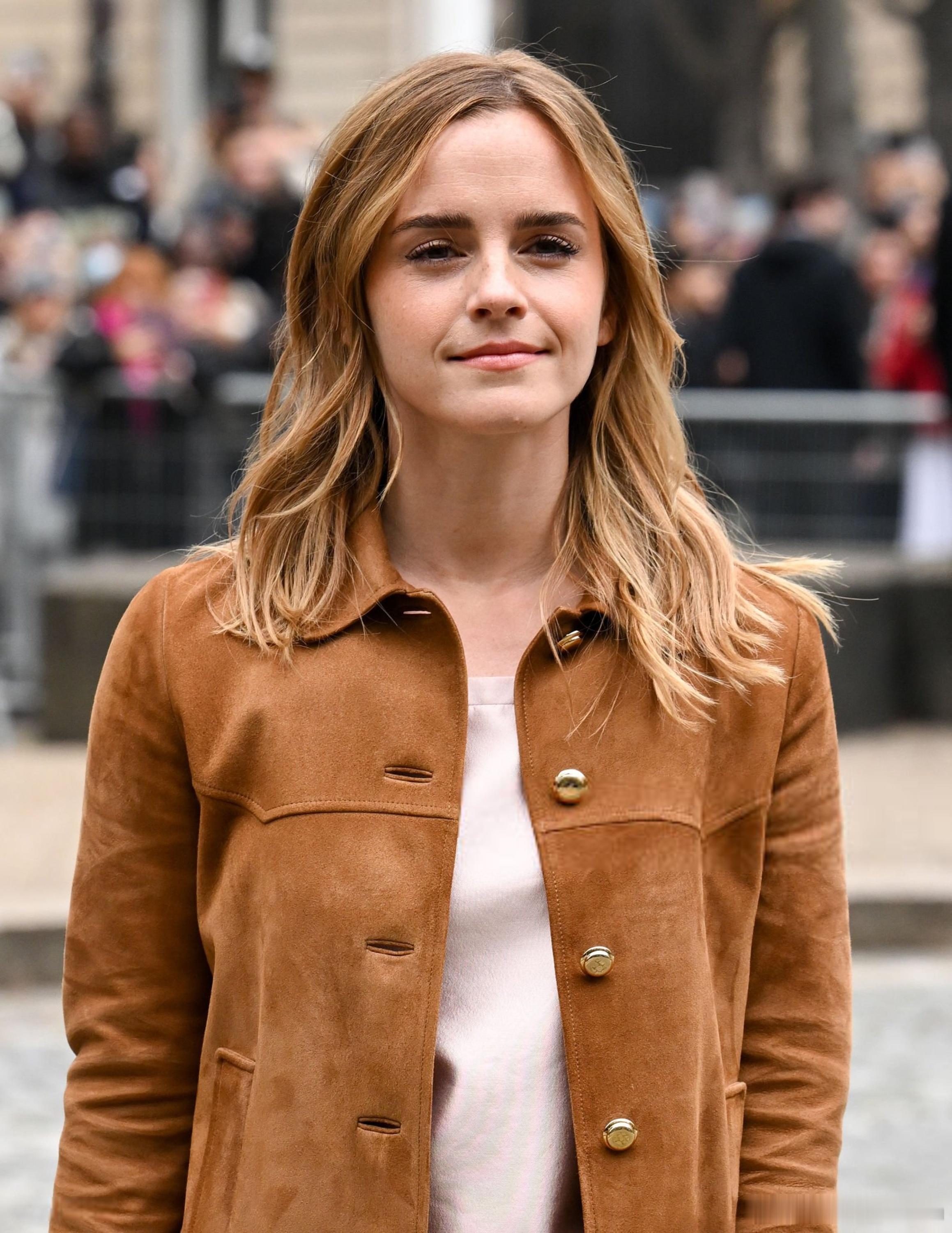 emmawatson艾玛沃特森在巴黎时装周期间出席观看MiuMiu品牌的大秀