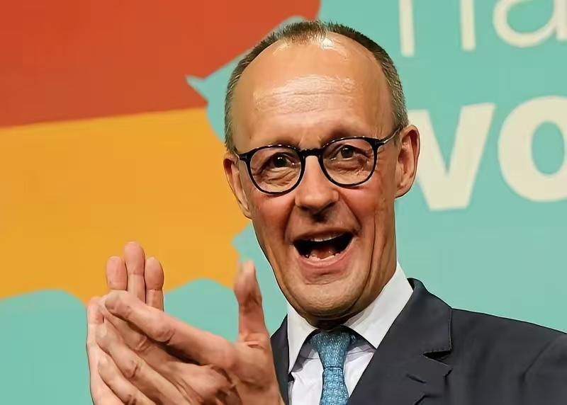 你不得不佩服德国外长的硬气，他放话宁愿被美虐千遍，也不看中国一眼。德国外长用