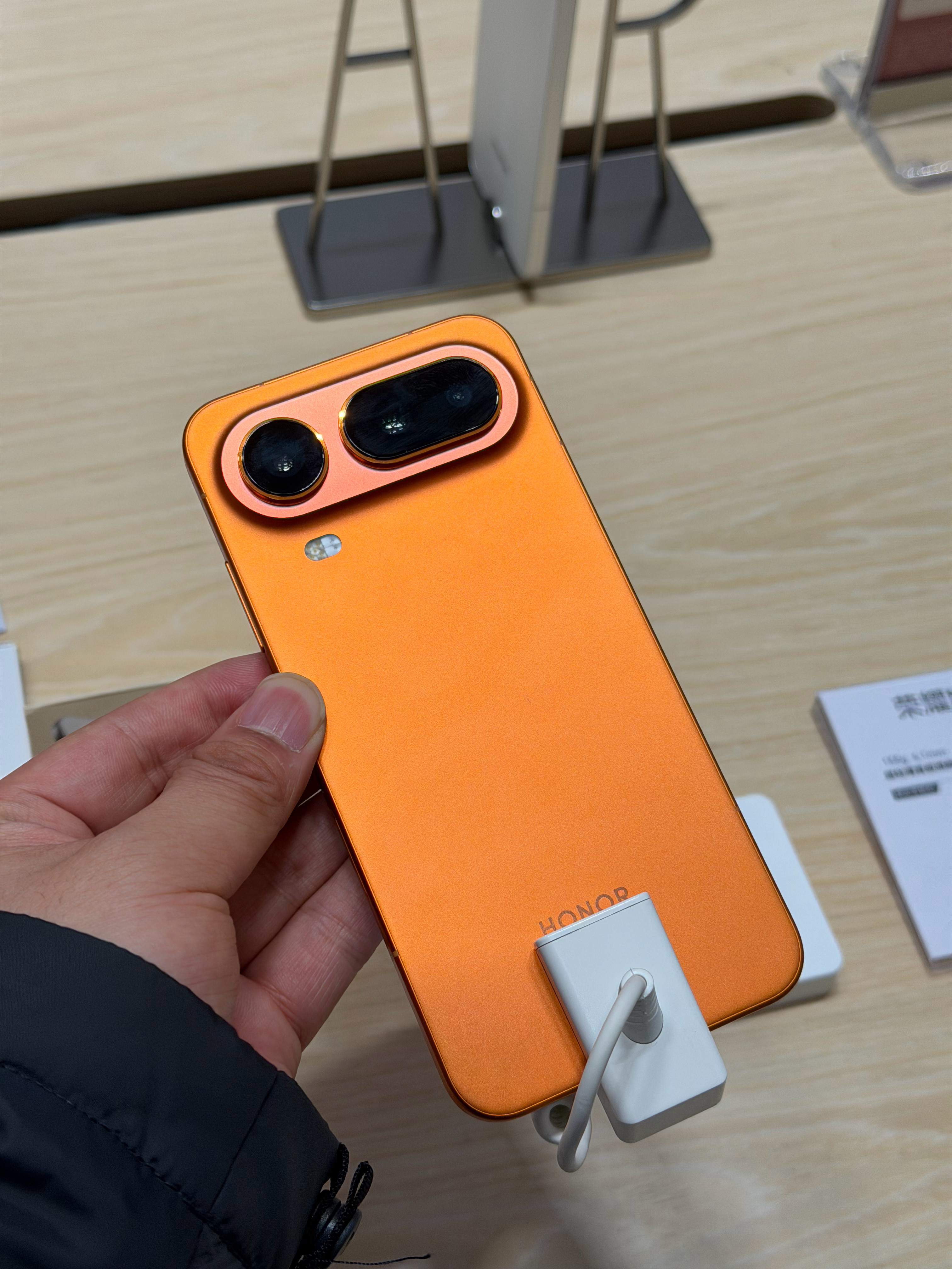 荣耀Magic8ProAir轻薄的有点不真实啊去店里上手感受了一下，轻的让人