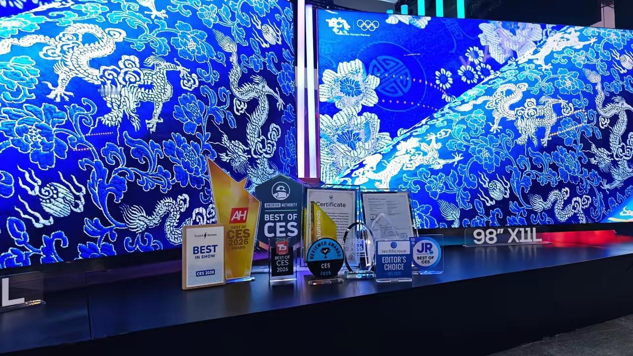 这篇文章主要推荐了TCLQ10M系列的极景SQD-MiniLED电视，强调其