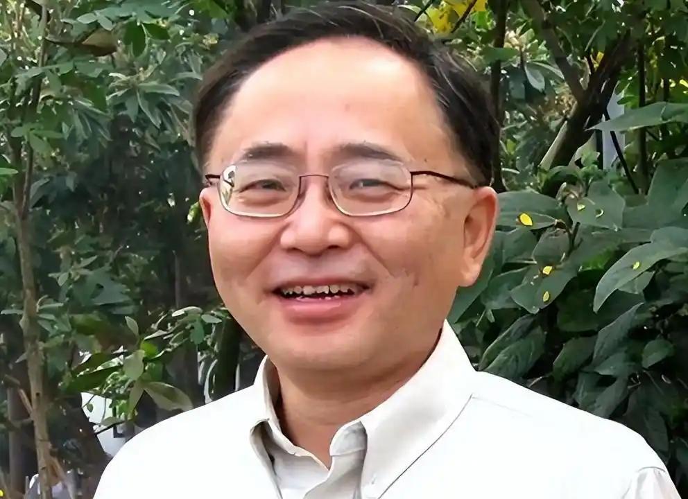 烈士江姐的儿子成了美国人，中国记者采访他不肯回国的原因，谁知他的苦衷曝光后，对他