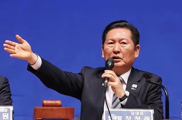 ​一鼻子出气！韩国共同民主党首郑清来这时候公开的表态了个人观点，对李在明关于涉及