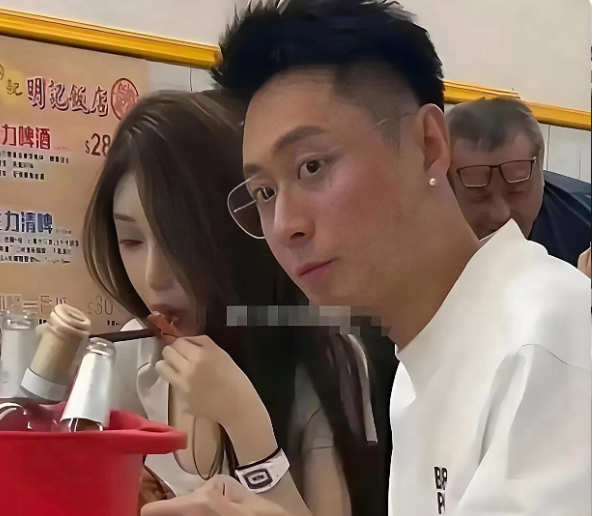 买超的新女友，跟个假人一样，不懂，现在的男人为啥都喜欢这种像硅胶，明明就是整出来