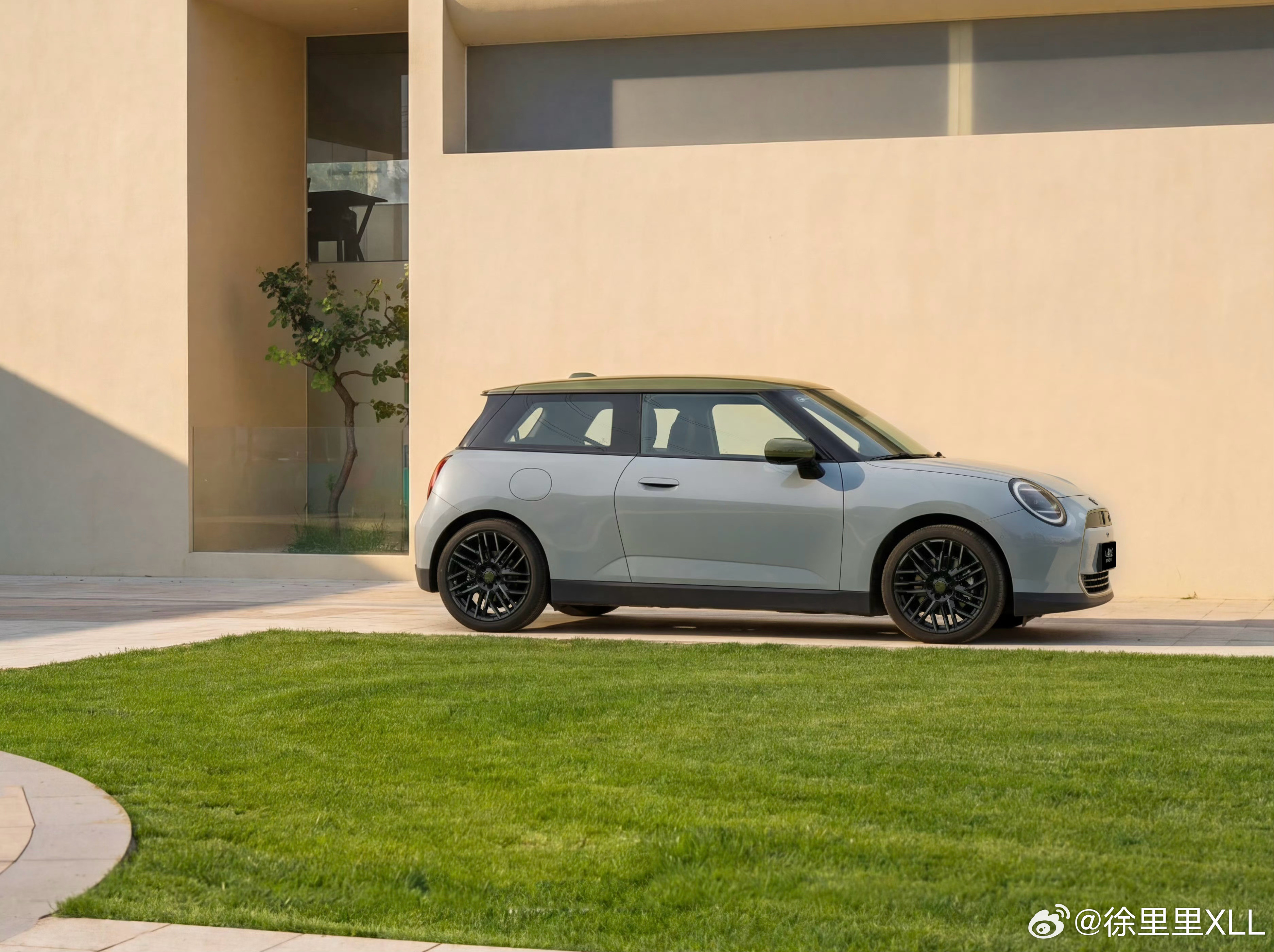 准备买个精致的纯电小车。A、欧拉5。B、纯电MINICooper。C、萤火虫。