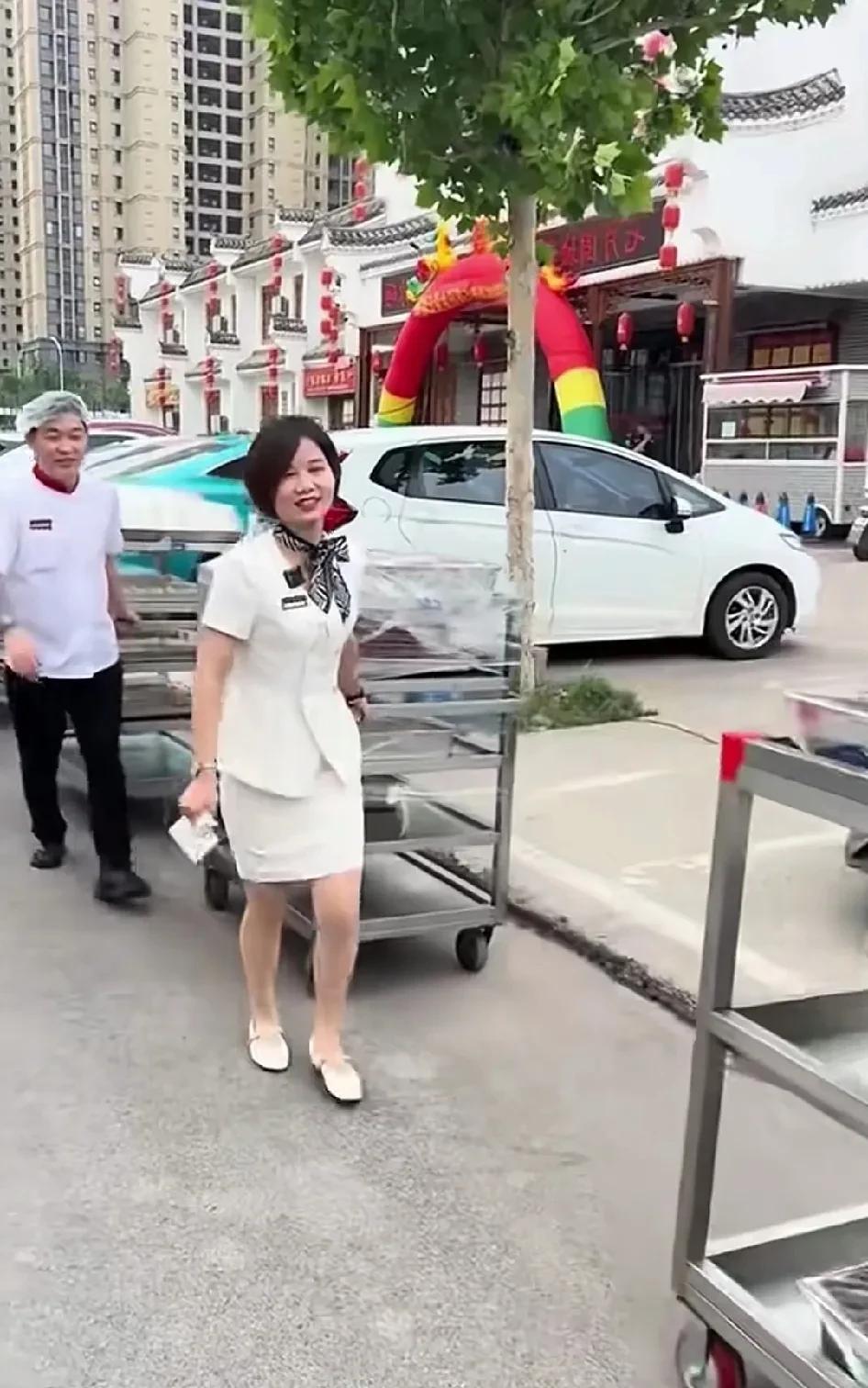 大酒店也岀来摆摊了，生意还挺好，这种模式挺好，要是让你一个人上大酒店吃饭会觉得没
