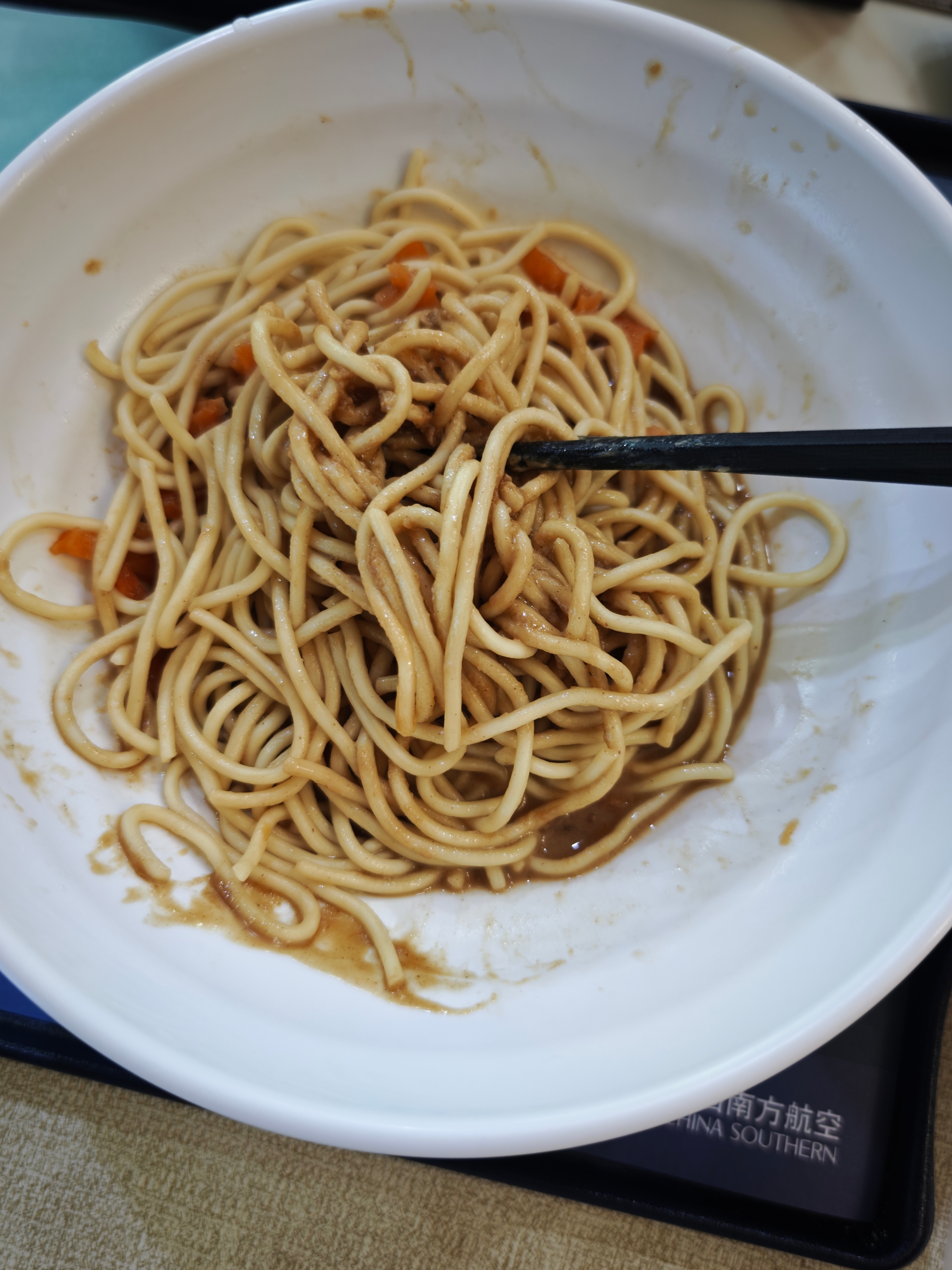 上海机场南航休息室有葱油拌面，武汉机场有热干面，都是必吃NO.1，但是相对来说上