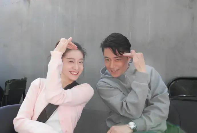 霍建华把高冷演砸了进组第一天，他顶着一张冰块脸，却在监视器后学猴蹦。张雪迎