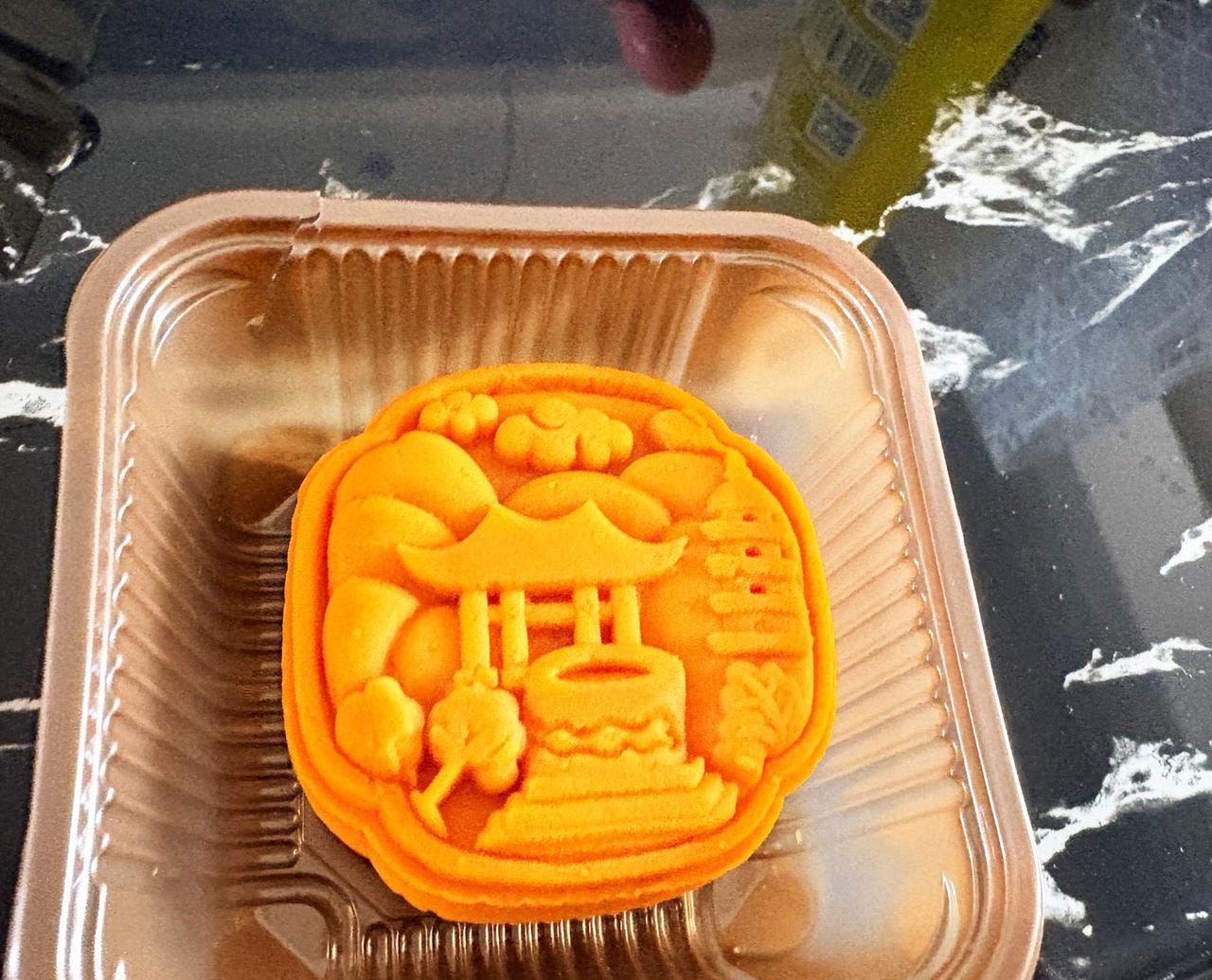 现在的月饼，好看是好看，但是真的太甜太腻了。家里月饼太多了，有4盒，想着怎么吃