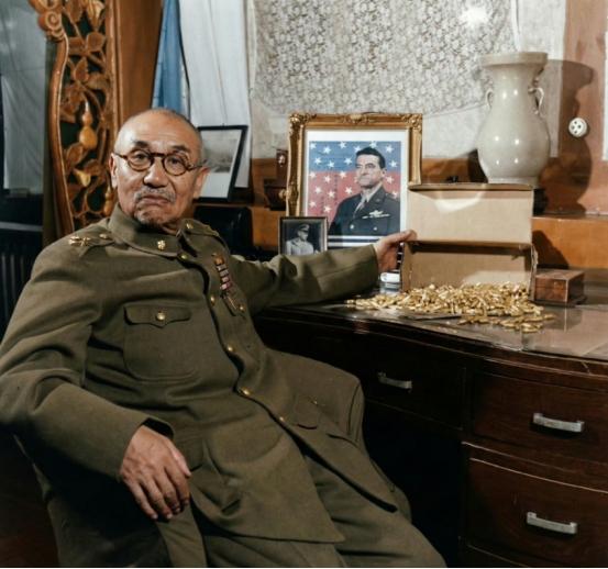 解放前夕的阎锡山，向美国记者展示自己的氰化钾，意思如果守不住太原，就和其他将领们