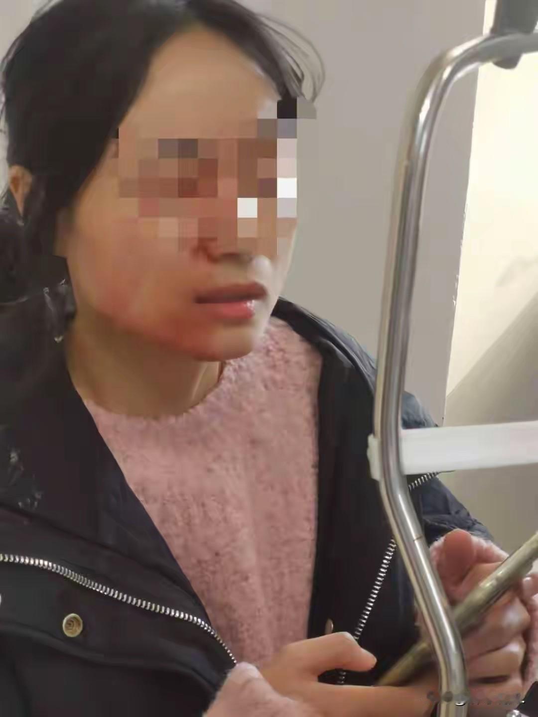 浙江瑞安，42岁女老师在课间，发现六年级一男生和一女生吵架。于是，上前制止，先安