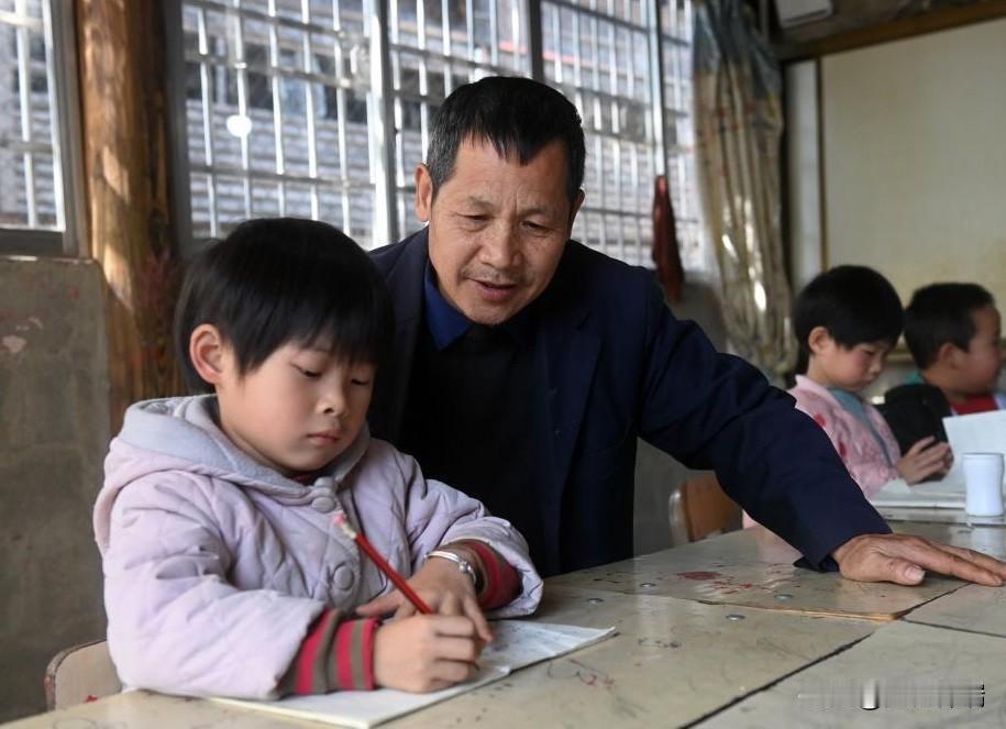 先生大义！63岁乡村教师潘从汉，退休被10个家长联名求返聘，他说还年轻，40年走