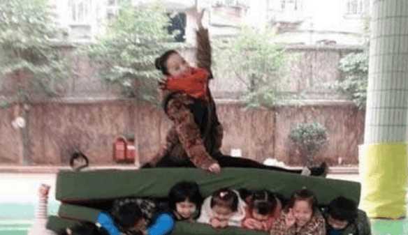 幼儿园让20多位幼儿叠三层铺人肉坐垫 让女老师坐上面秀一字马