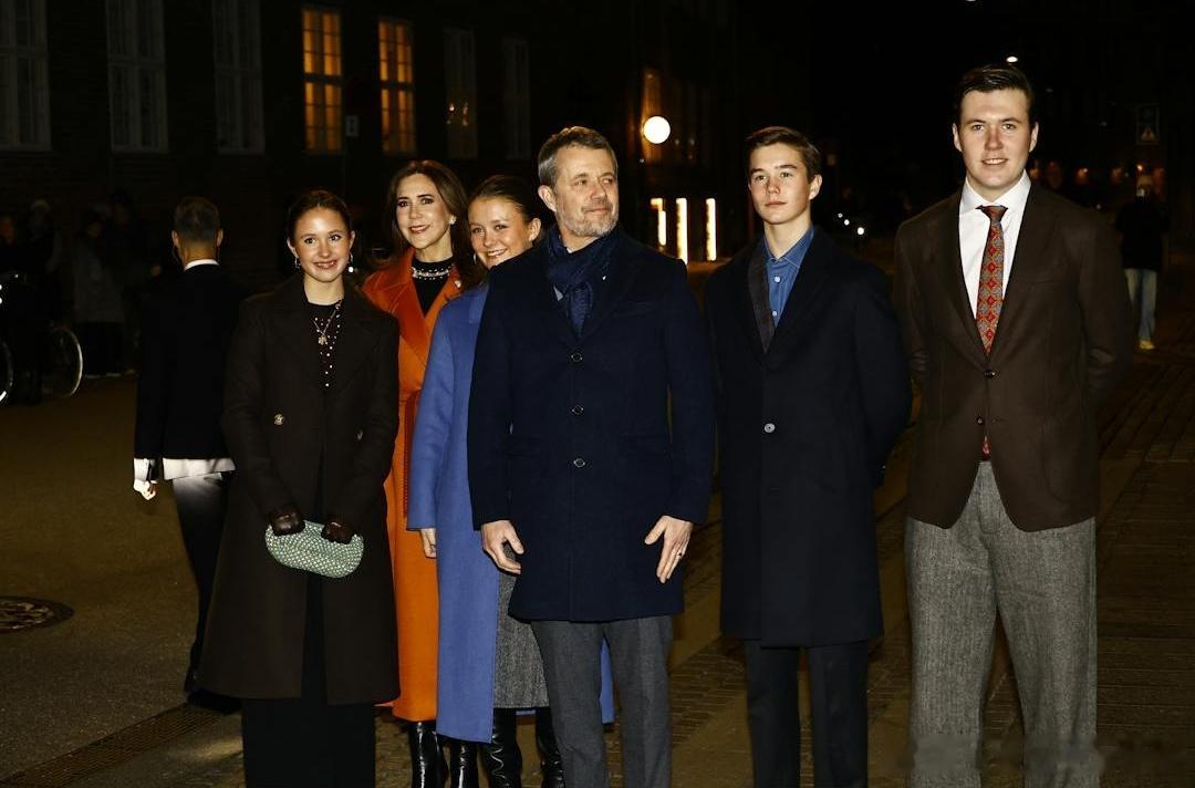 新闻2025.12.24丹麦国王一家在哥本哈根圣母教堂参加平安夜礼拜，大玛丽