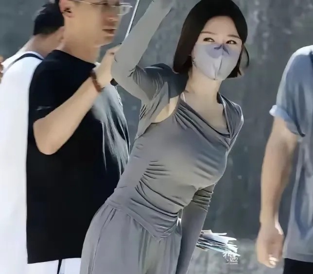 秦岚这个人总感觉不对劲，她都已经45岁了，从琼瑶剧里惊为天人的知画开始，竟然