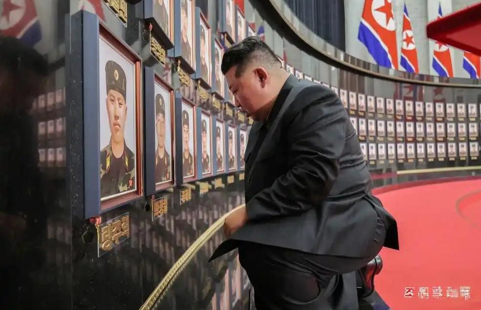 金正恩这一跪，把西方的脸都打肿了！朝鲜高调亮出101名援俄烈士名单，直接掀翻
