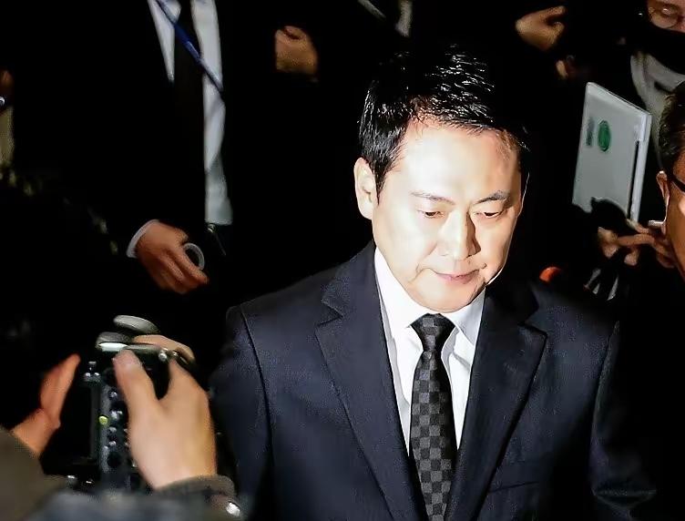 ​韩国总统尹锡瑞被判无期徒刑后，自己表示非常地不满，这时候得到了张东赫的全力支持