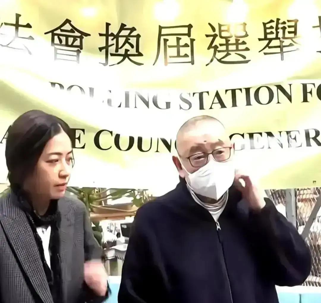 2025年香港投票站，刘銮雄坐轮椅递口罩给甘比——这不是撒糖，是千亿帝国权力交接