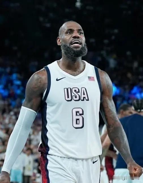 詹姆斯真定海神针啊！据美记Windhorst报道，如果詹姆斯愿意出战2028年奥