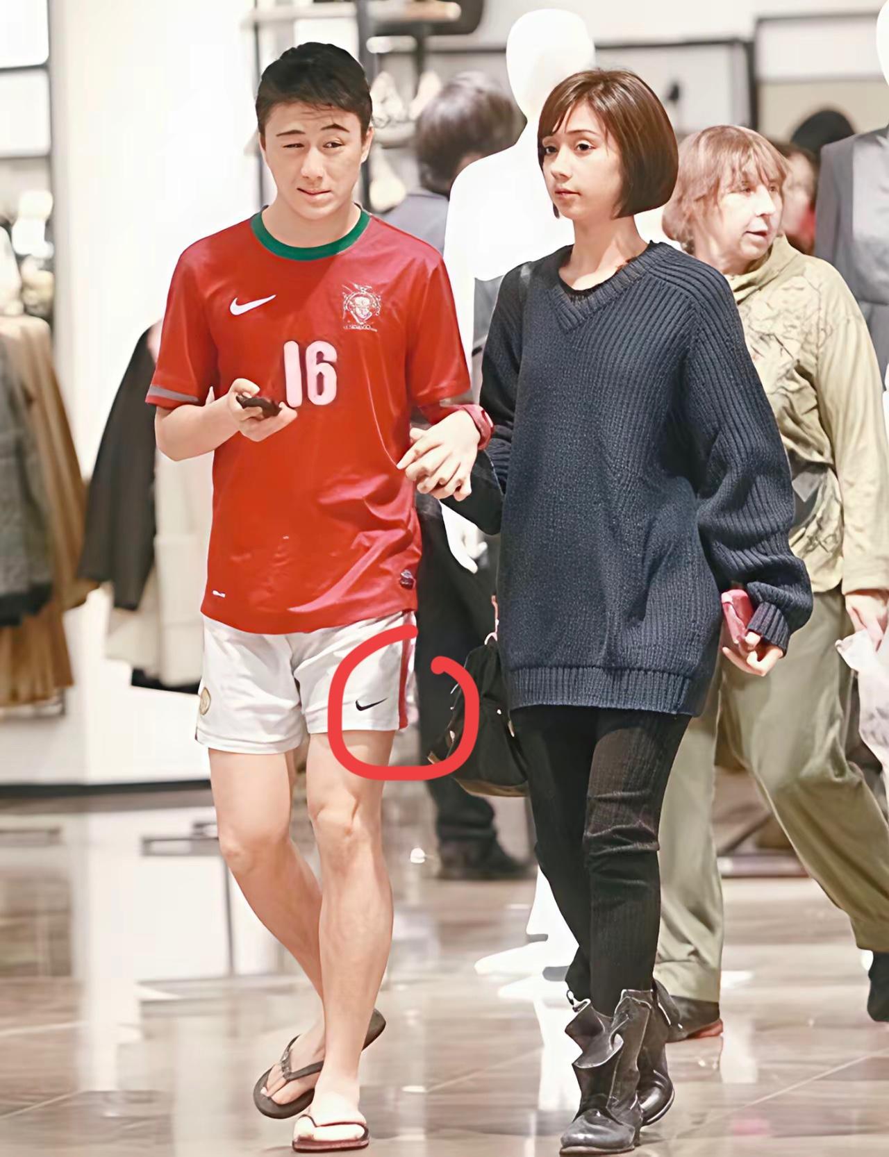 赌王儿子穿的裤子是什么牌子的？