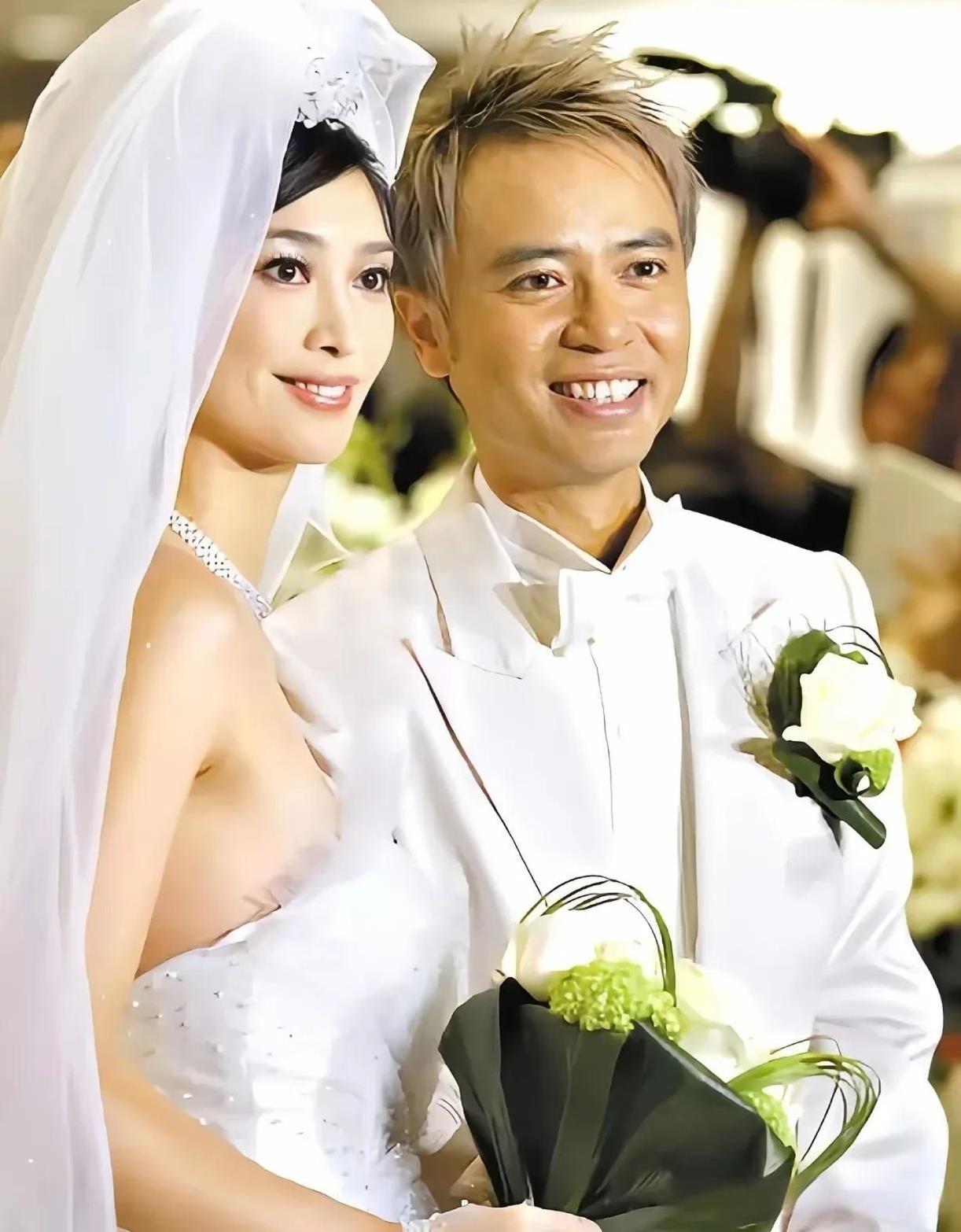 这是吴克勤和他老婆卢淑仪的同框合照！吴克勤是香港非常有名的全能型明星，又能唱歌、