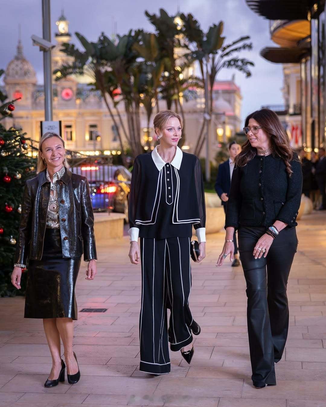 11.13摩纳哥王妃夏琳参观珠宝展览，裤装来自EdwardAchour，不造