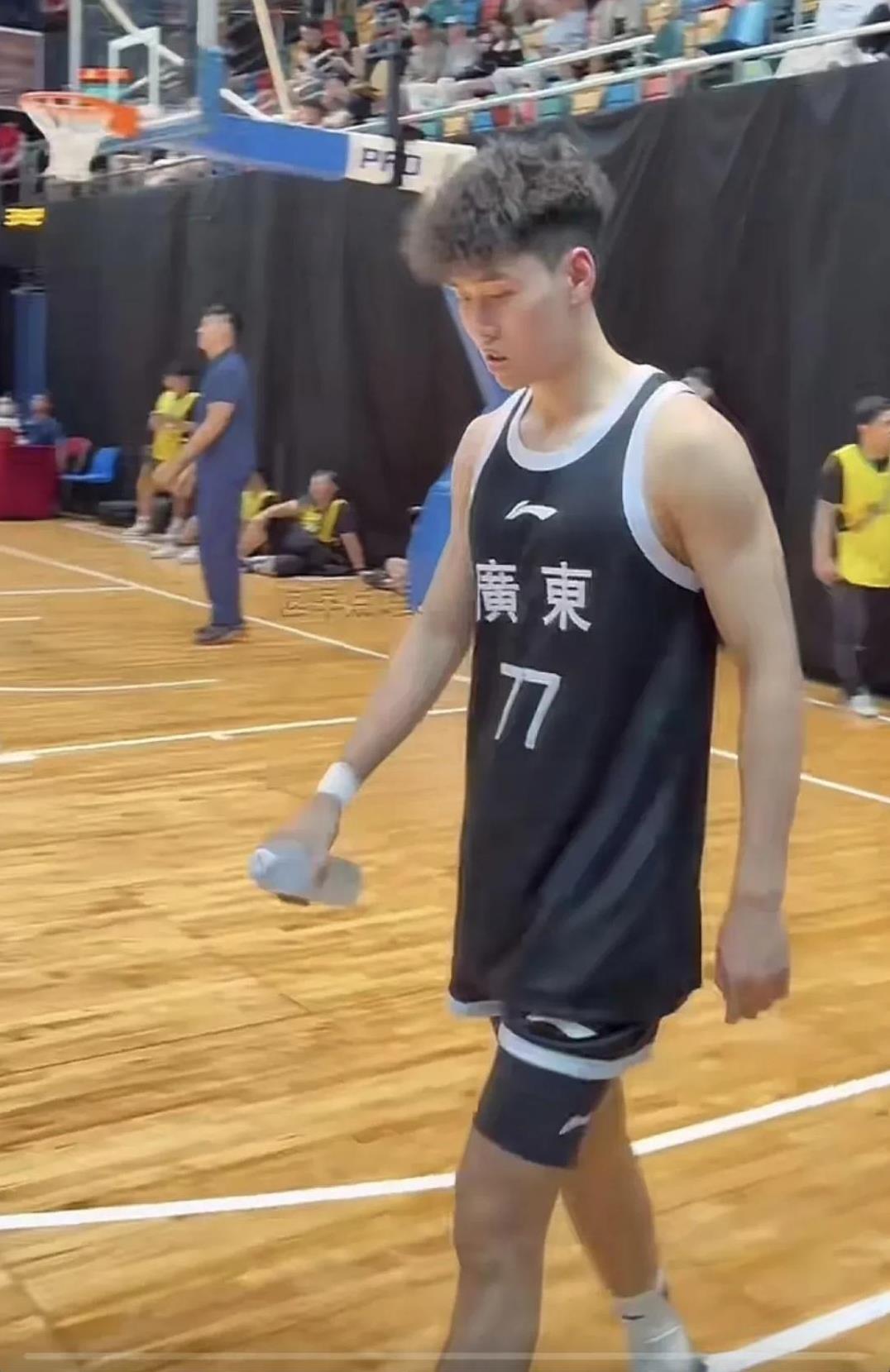 李奕臻穿上了广东队77号球衣！在今天（6月24日）开赛的香港超级工商杯比赛，广