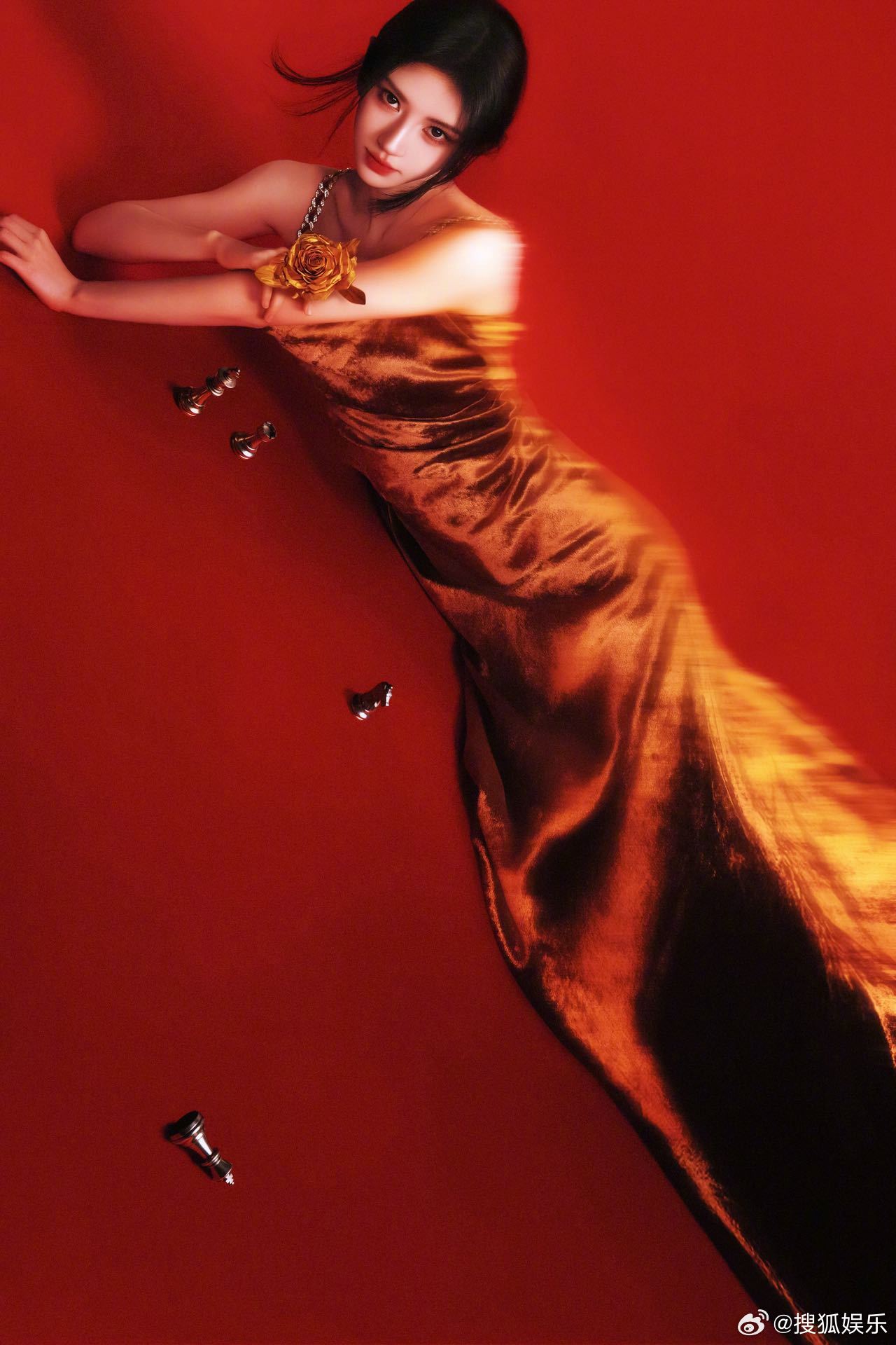鞠婧祎鎏金玫瑰长裙 元宵节的QUEEN来咯！元宵节营业图，鎏金玫瑰长裙搭配钻石肩