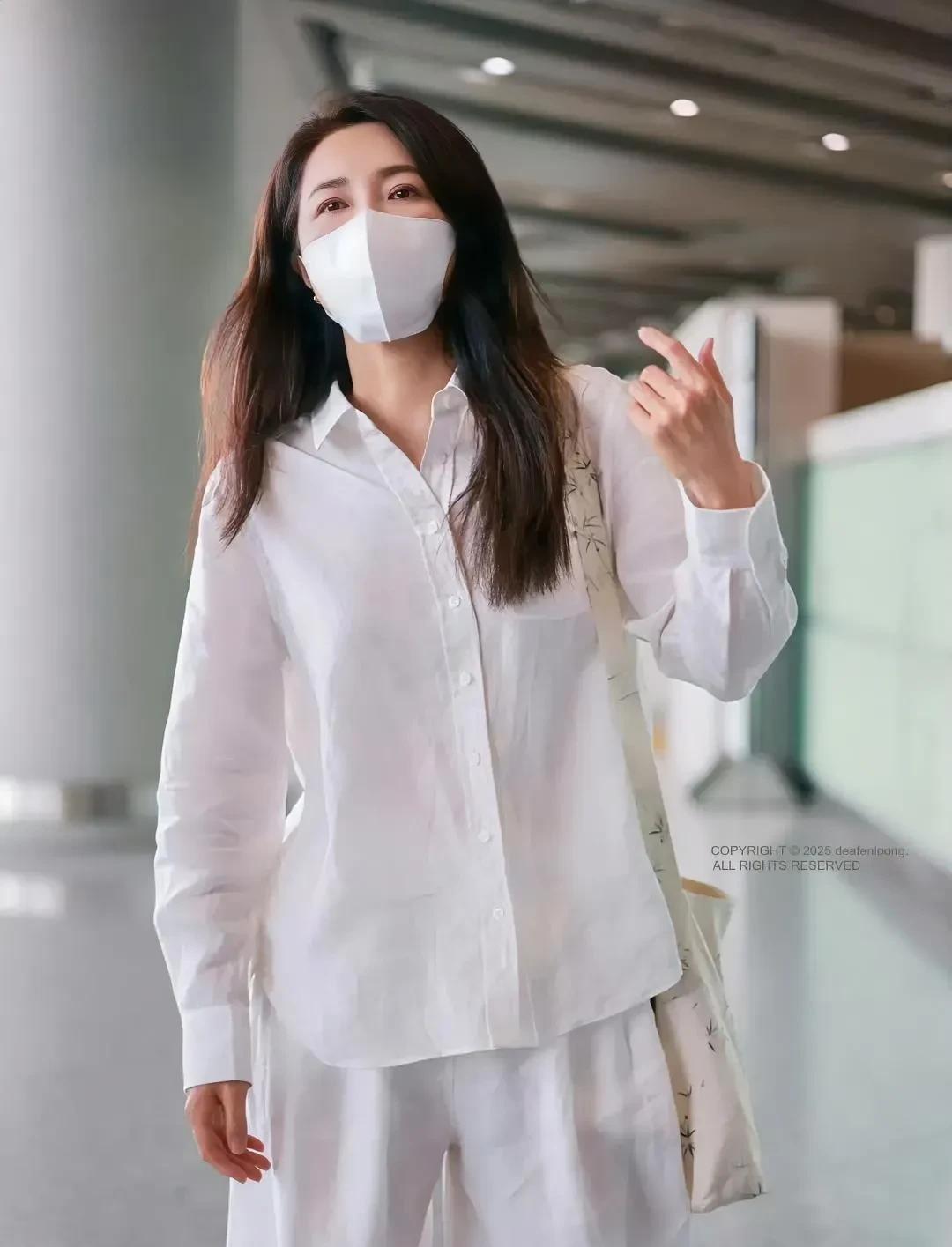 对不起我真的同情不了一点曾黎今天她现身机场，看到接机的粉丝哭的淋花带雨的，不