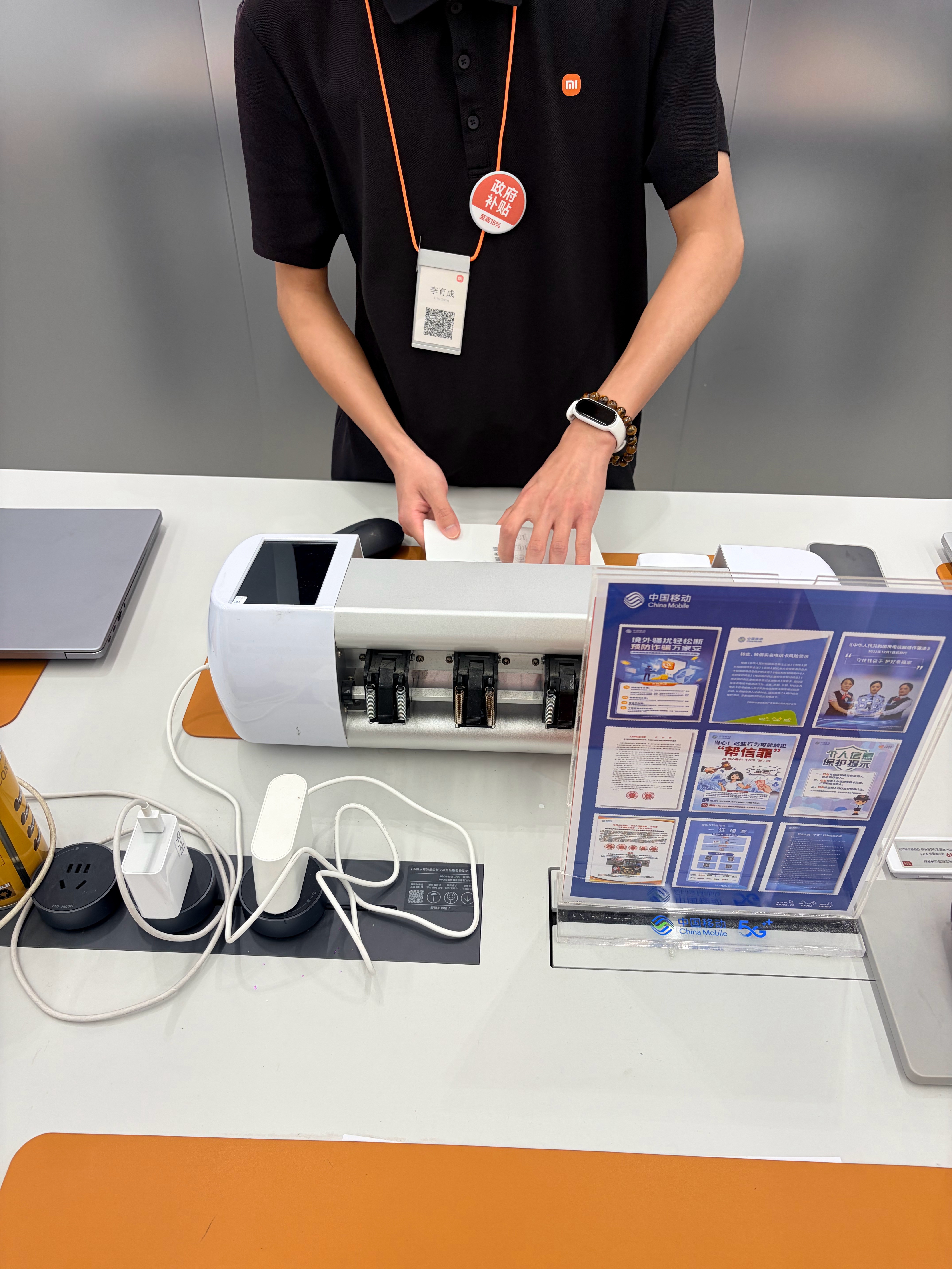 带iPhone18Pro去OPPO体验店贴膜被拒绝了！表示付费也不行，他们只贴自己品牌的！（之前贴是